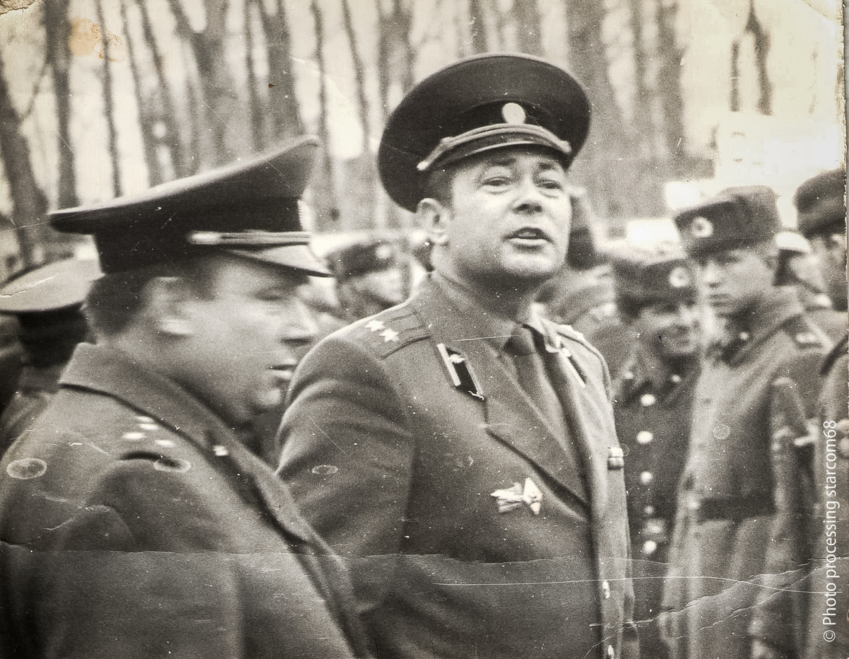 Командир в/ч 51946 с 1986 (?) года подполковник Валерий Лагода, слева капитан Маленко - командир роты РМО, в строю знакомые лица, но не могу опознать