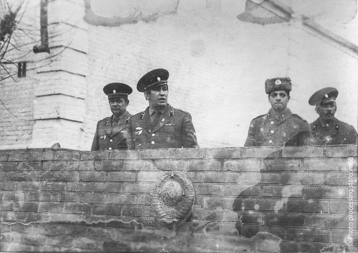 Какое-то торжественное мероприятие, вероятно по поводу 7 ноября или Дня ПВО в зимний период обучения 1987/1988 год. На трибуне - командир части подполковник Лагода, НачПО - подполковник Красулин, рядовой Дубровский (каким образом он туда затесался - загадка ;-), мобист - капитан Ребиков. 