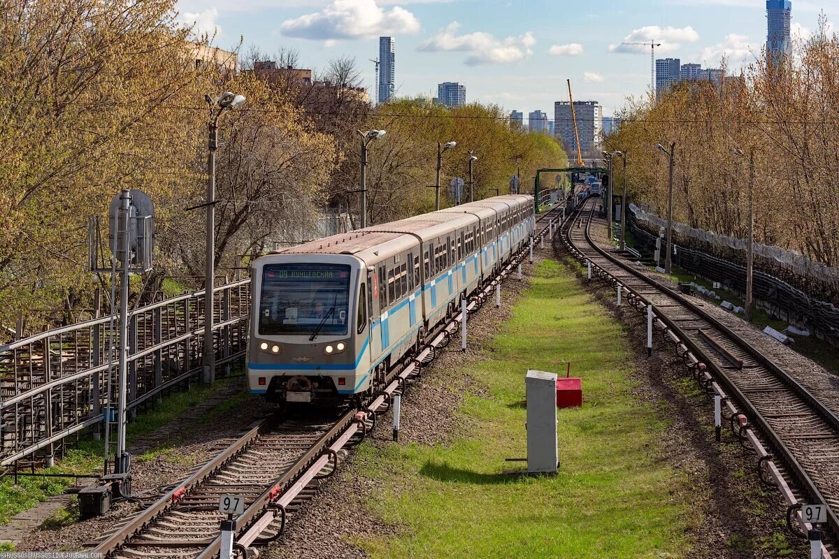 Нынешнее путевое развитие за станцией Кунцевская, которое однозначно придётся перестраивать, если линию решат продлевать.