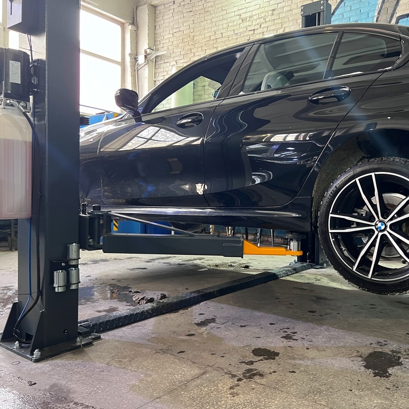 Подъемник ПГА-4100-НС с проставками опоры 50 мм в действии.