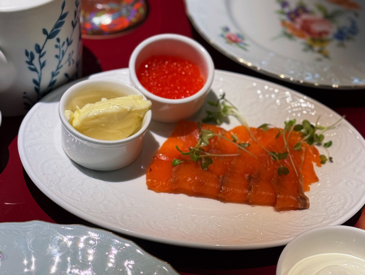 Разные добавки к блинам в ресторане «Ива»