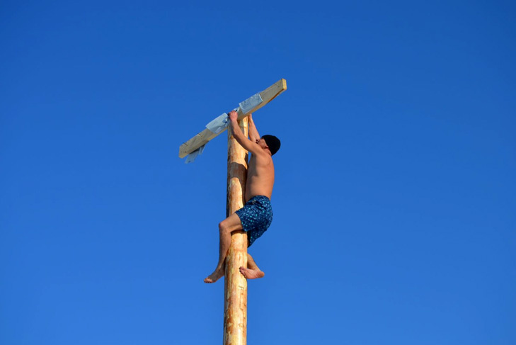    Конкурс «Лезем на Масленичный столб» – традиционная забава на этот праздник. Фото интернет-издания «Знамя труда»