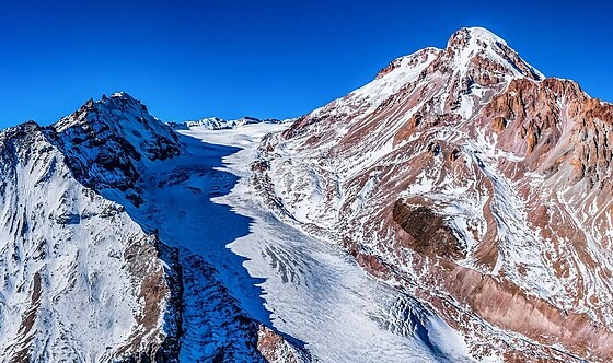 Казбек. Фото с сайта https://ru.wikipedia.org/wiki/%D0%9A%D0%B0%D0%B7%D0%B1%D0%B5%D0%BA