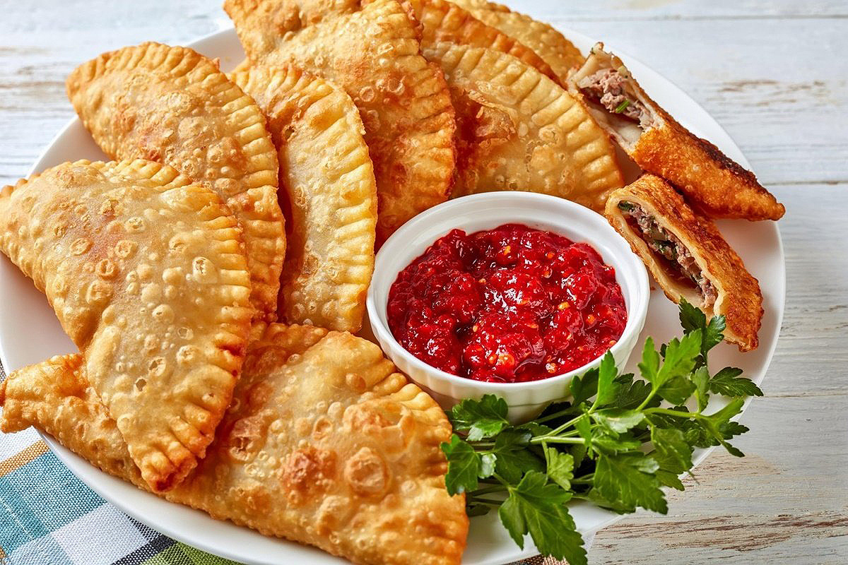 Идеальный крымский чебурек: хрустящий снаружи, сочный внутри. Момент, когда простые ингредиенты превращаются в произведение кулинарного искусства.