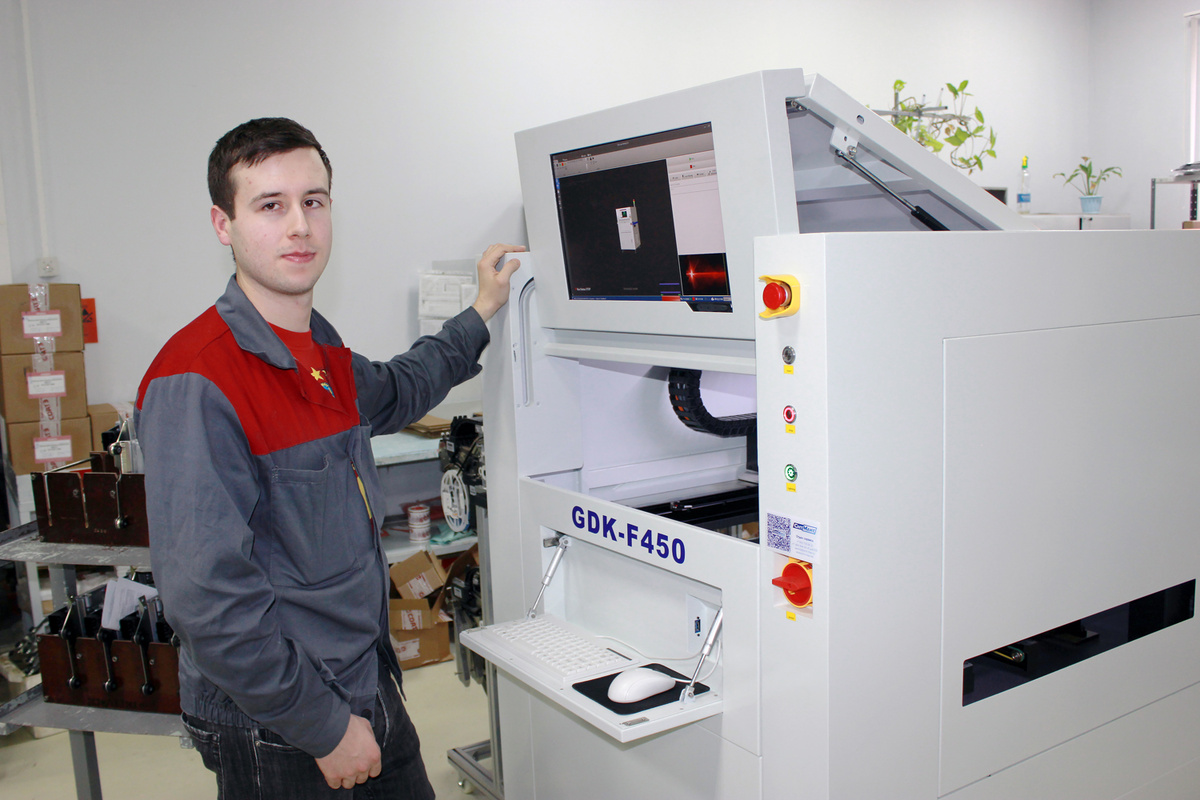 Дмитрий Юдин, оператор автоматической линии установки компонентов в цехе 14