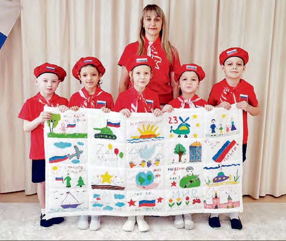 Юнармейцы отряда «Искорка» вместе с Мариной Подорожней создали
лоскутное одеяло Победы