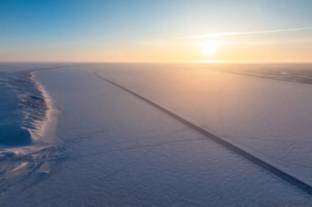    Поверхность реки абсолютно ровная.