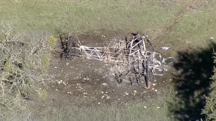 То что осталось от небольшого самолёта после его крушения в открытом поле.