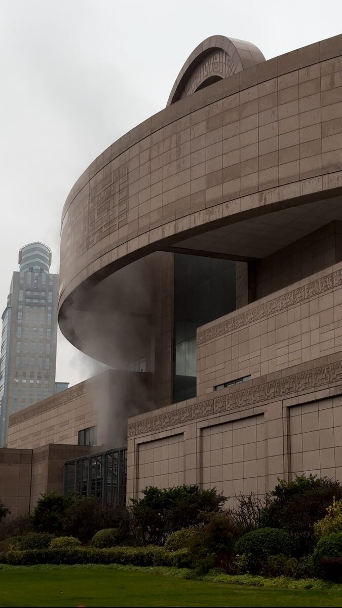 вот такое урбанистичное здание открывается нашему взгляду 