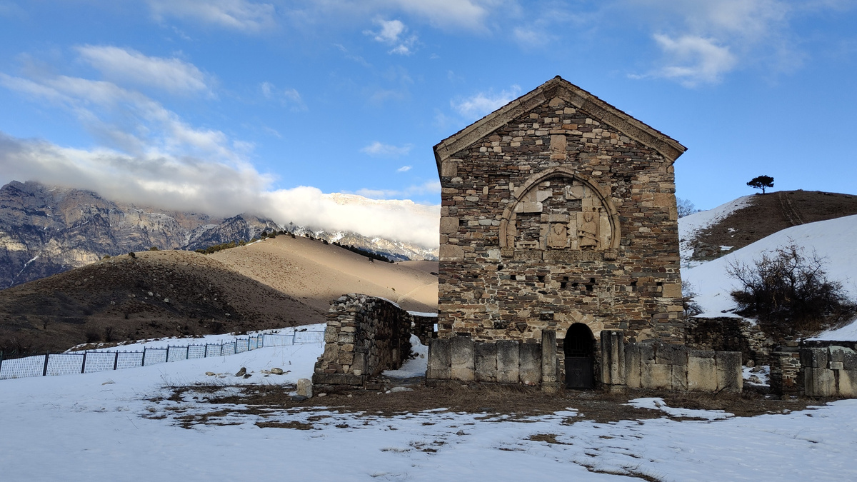 Храм Тхаба-Ерды в Ингушетии, западный фасад