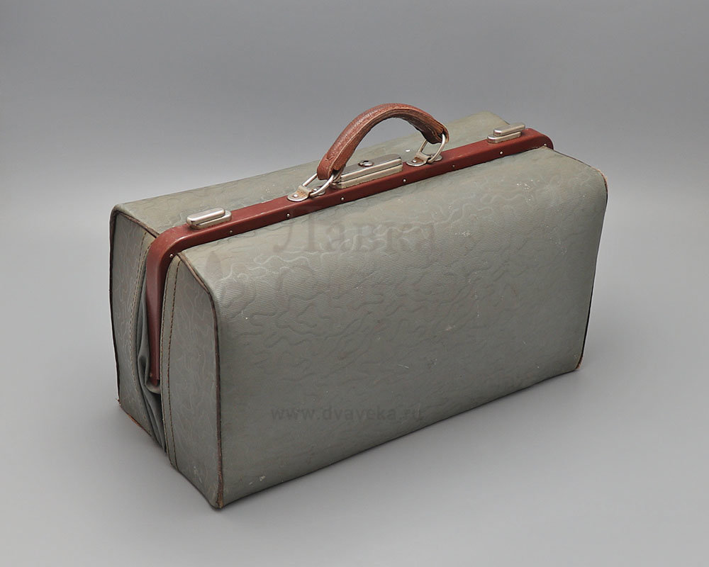 Винтажный саквояж, сумка доктора, фельдшера, кожзам, СССР, 1940-50 гг. Фото с нашего сайта dvaveka.ru