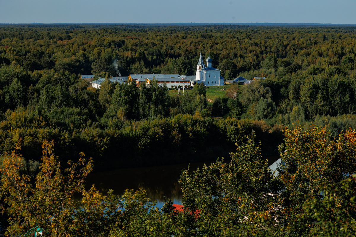 Самый красивый вид открывается с холма, но далековато