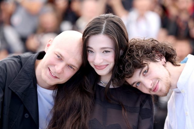    Юра Борисов, Майки Мэдисон и Марк Эйдельштейн. Фото: Getty Images