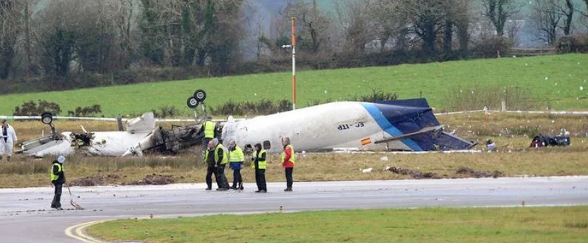 Самолёт Manx2 рейса 7100 лежит вверх ногами после крушения в Корке, Ирландия. (Alchetron)
