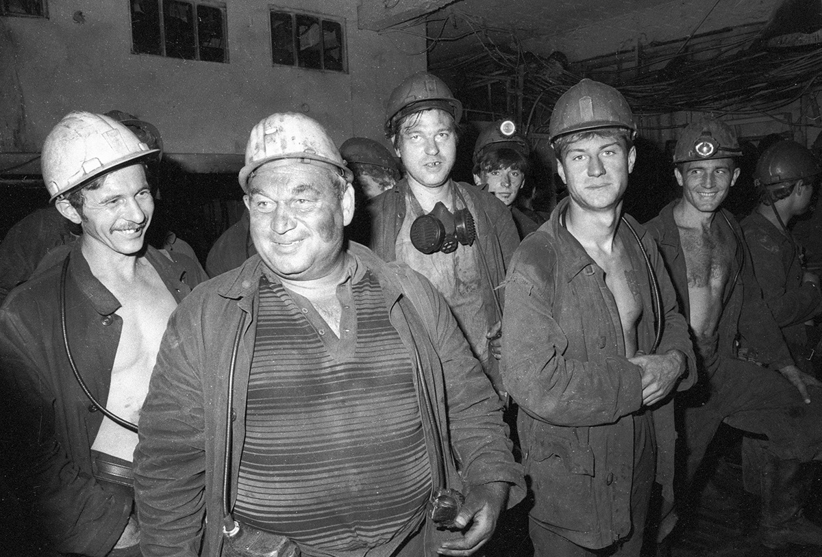 Горняки шахты им. Н. Изотова перед спуском в забой
Фото: Первенцев / РИА Новости