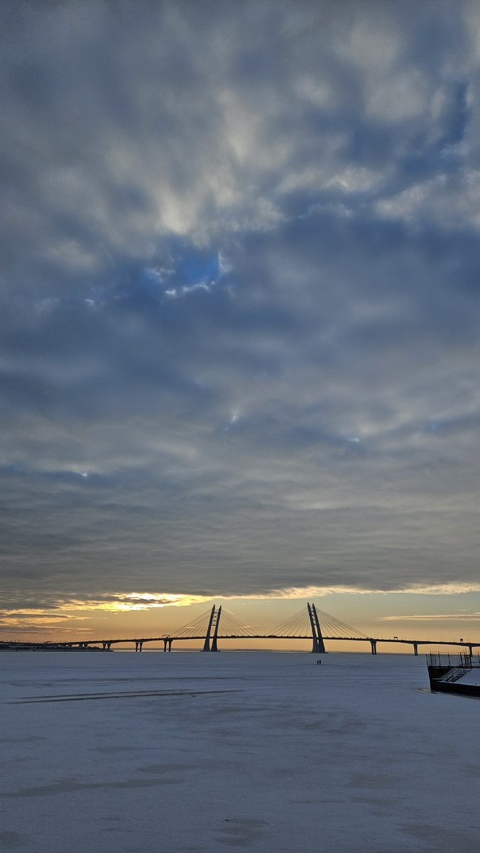 Вантовый мост через Корабельный фарватер (фотография автора)..