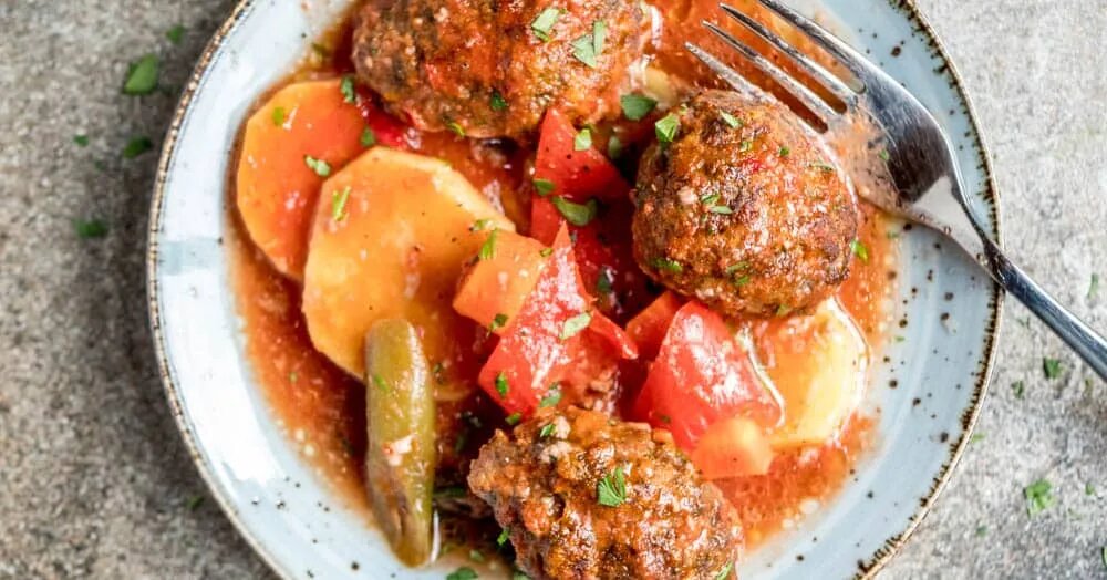 Фото материал взят из общего доступа   https://vidarbergum.com/recipe/izmir-kofte-turkish-meatballs-potato-tomato-sauce/?ssp_iabi=1684006031195    Обратите внимание: Картинка является иллюстрацией и не обязательно отражает точный результат приготовления по этому рецепту. Внешний вид блюда может варьироваться в зависимости от индивидуальных особенностей и используемых ингредиентов.