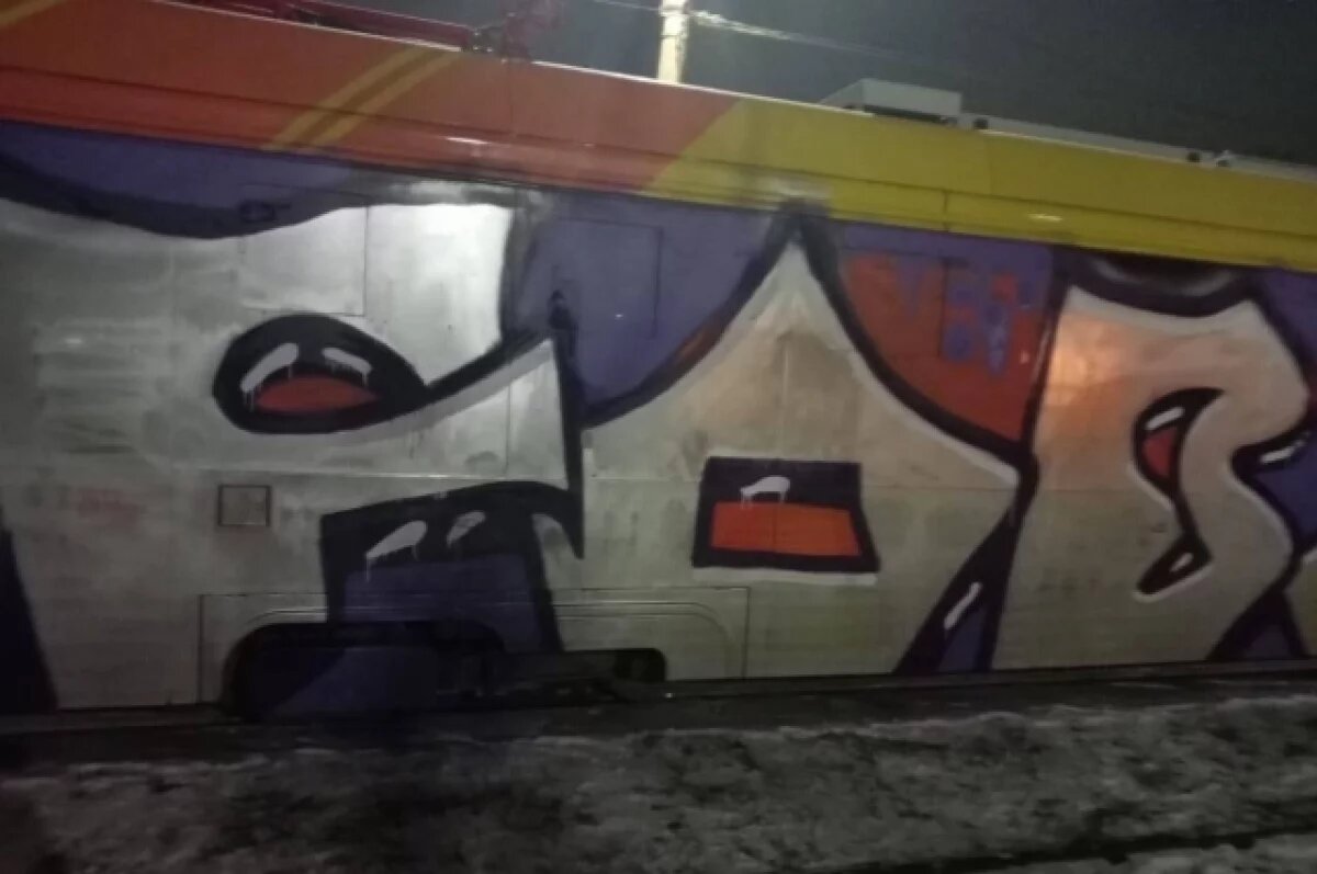    Вот во что вандалы превратили новый желтый вагон.