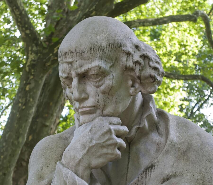 Памятник Парацельсу в Зальцбурге.