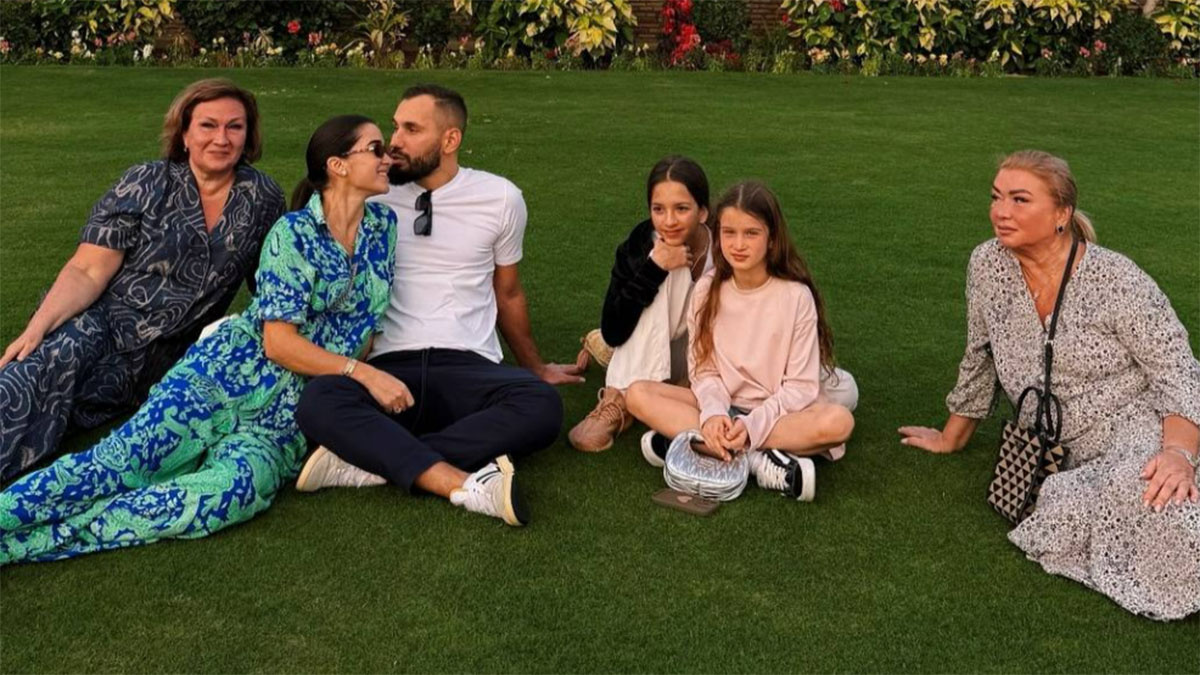 Ксения Бородина и Николай Сердюков с дочкой Ксении Теоной, дочкой подруги Бородиной Матильдой и двумя мамами. Фото: соцсети Ксении Бородиной