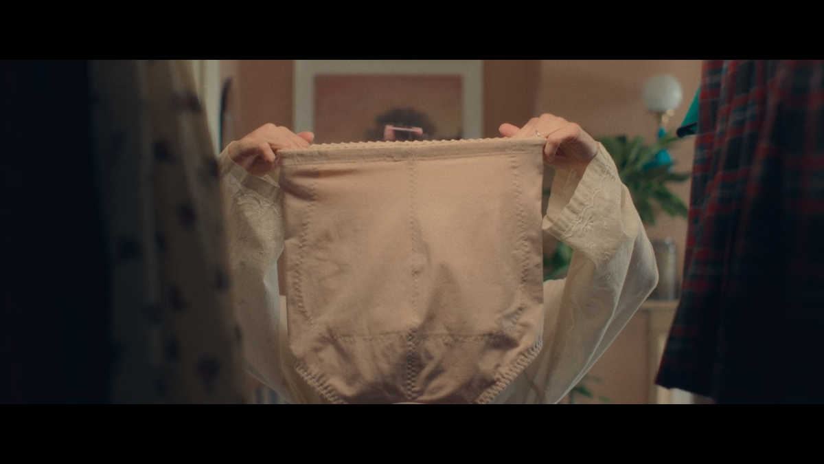 Кадр из картины "Бритжит Джонс. Без ума от мальчишки". Трусишки.