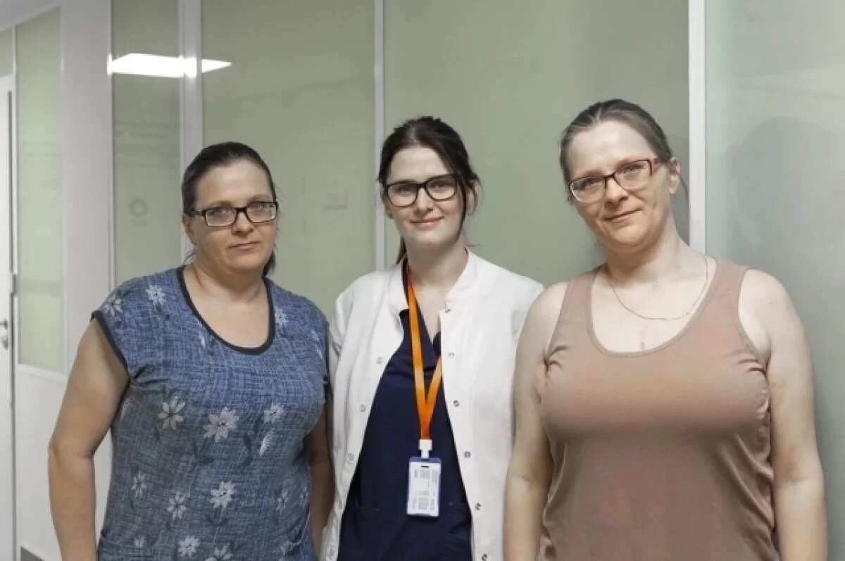    Сёстры в клинике после операции.