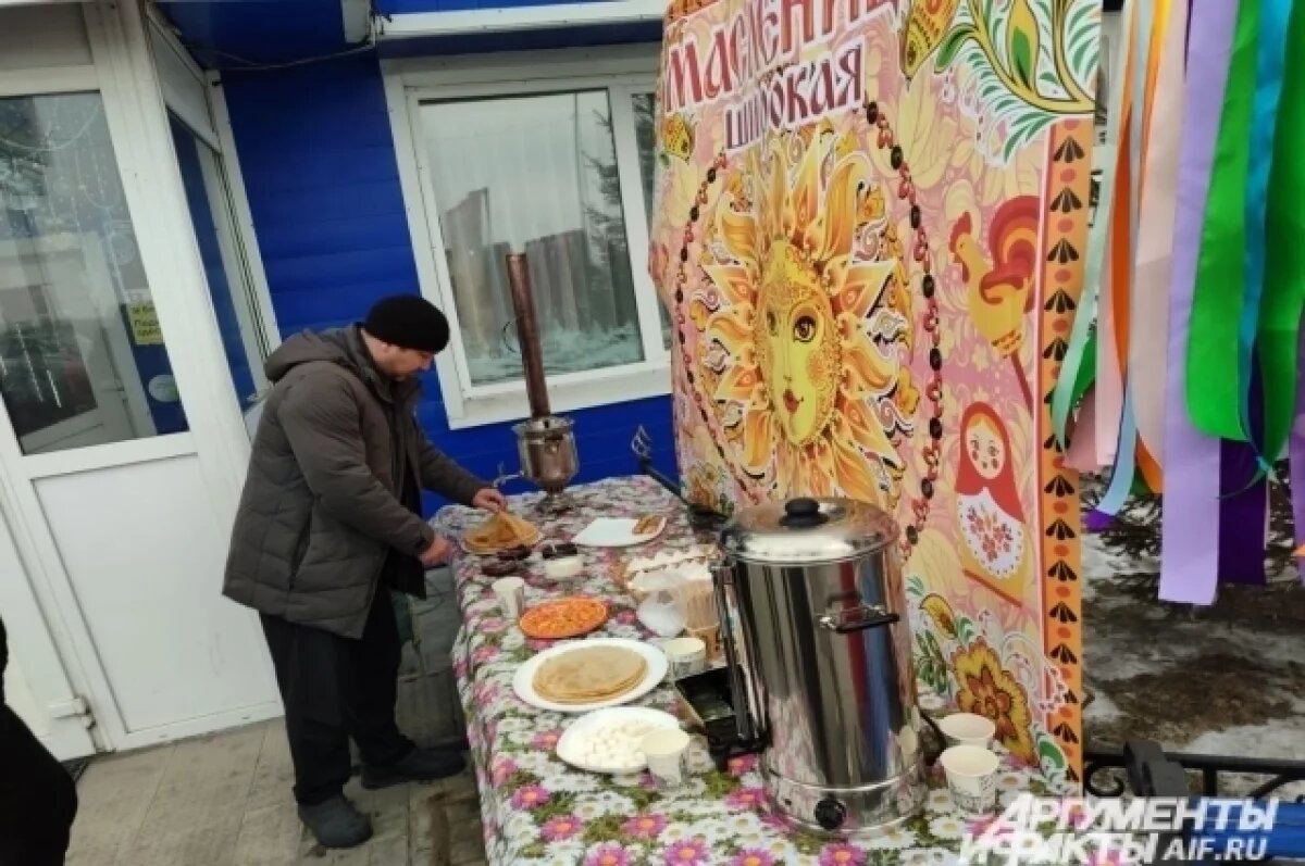    В Курганской области дальнобойщиков на трассе дорожники угощали блинами