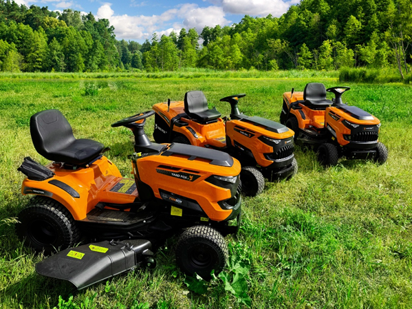 На фото: линейка ТОПовых тракторов YARD FOX