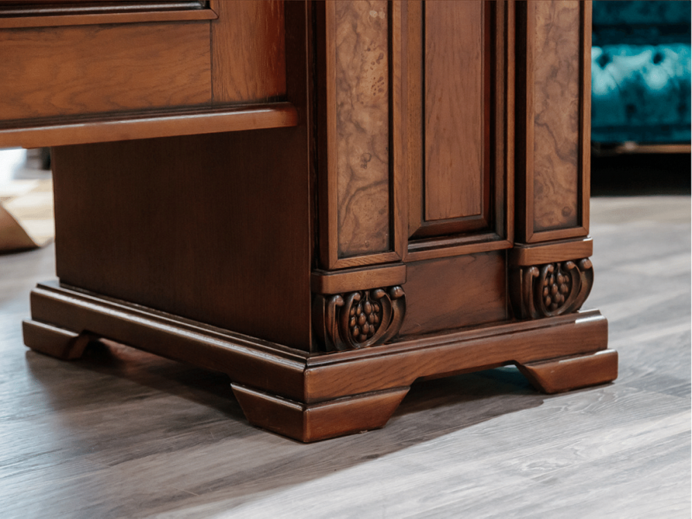 Стол руководителя двухтумбовый из массива дуба: https://granistilia.ru/catalog/kabinety-pod-zakaz/stol-rukovoditelya-dvuhtumbovyj-iz-massiva-duba/