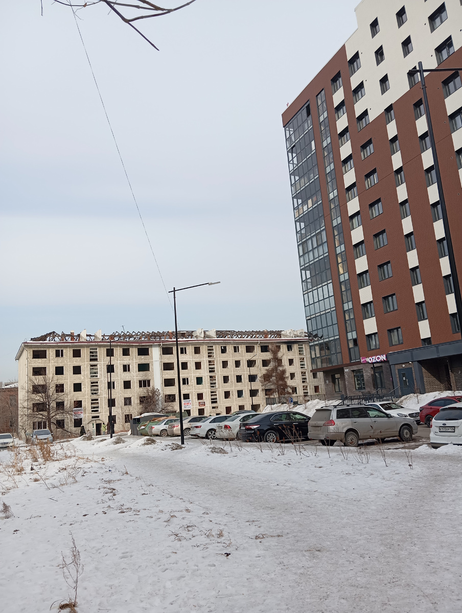 Когда я был последний раз в нём жили. Теперь оно расселено проход туда свободный. 