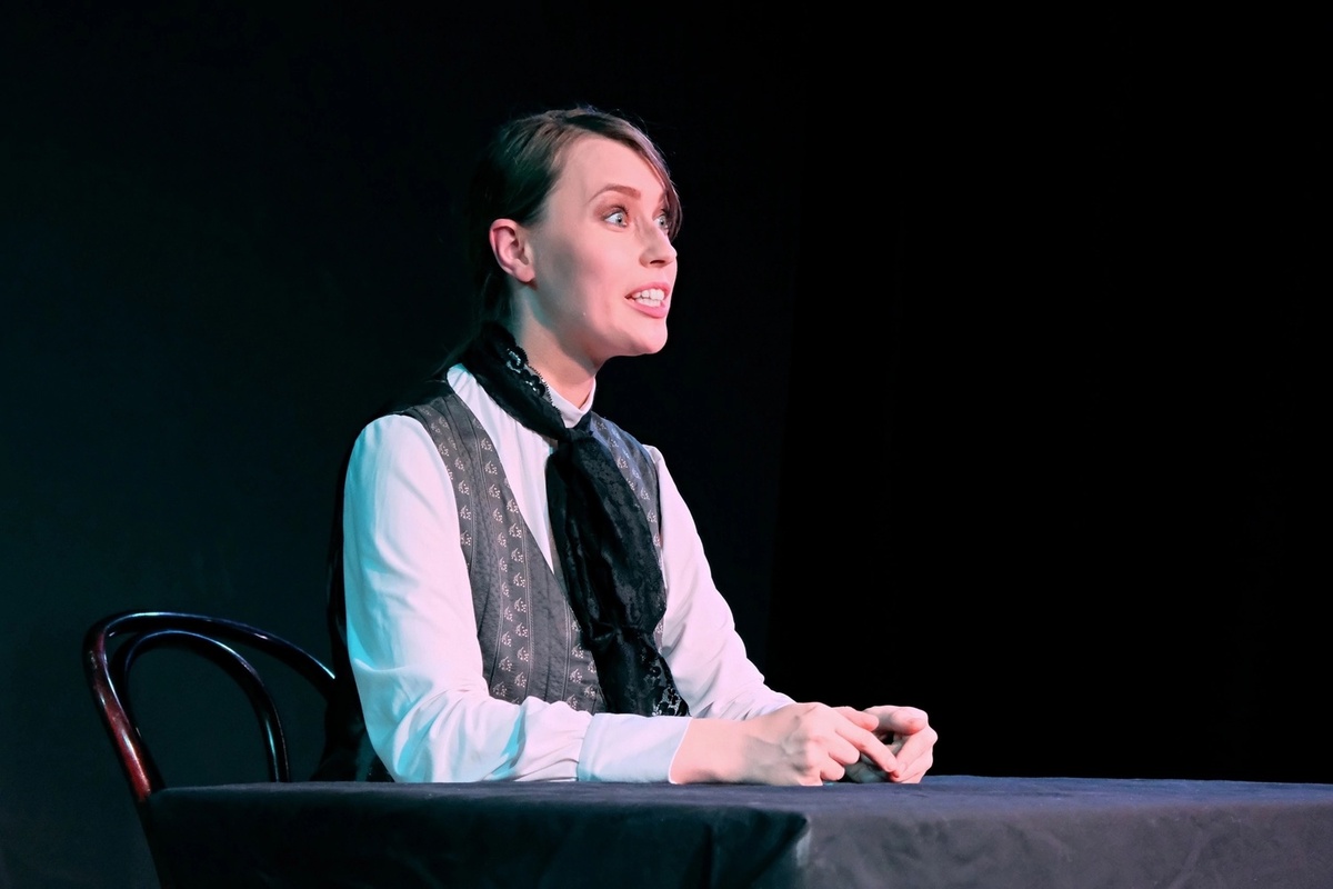 Дарья Воронцова в одном из образова спектакля "Иван Бунин. Четыре смерти про любовь"