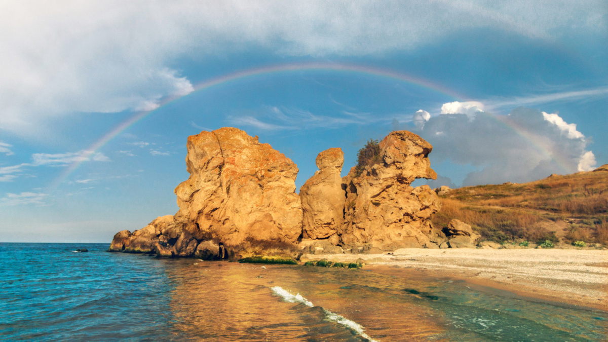 Генеральские пляжи. Это побережье имеет еще одно название — Берег тысячи бухт. Здесь песчаные пляжи чередуются с причудливыми скалами. Фото: участник фотоконкурса "Самая красивая страна" Владимир Бочковский