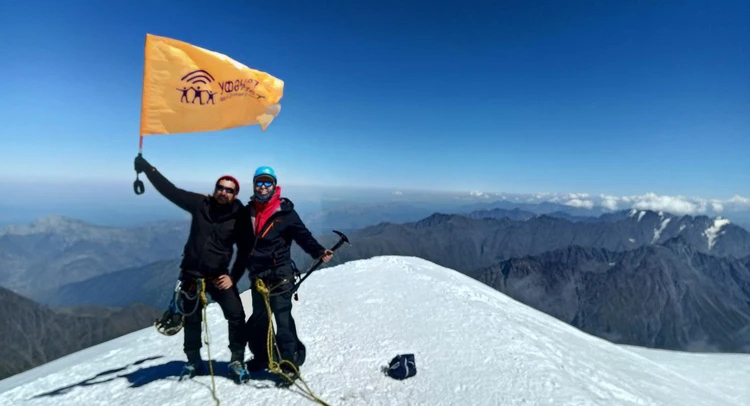 Сотрудники Уфанет на вершине Казбека. Фото: Марат Якупов