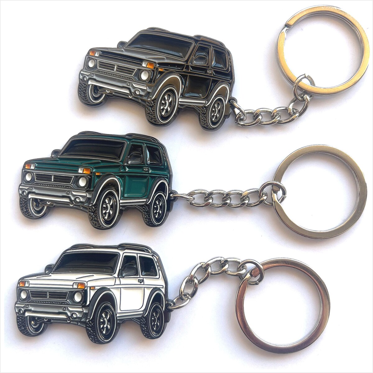 Брелки размера 5.5х3.5см плюс минус, самый оптимальный и удобный для ключей размер брелока. Дизайн: мы подбираем самый крутой с нашей точки зрения ракурс автомобиля, отрисовывем точно точно все детали в вектор и таким образом получается точная копия автомобиля