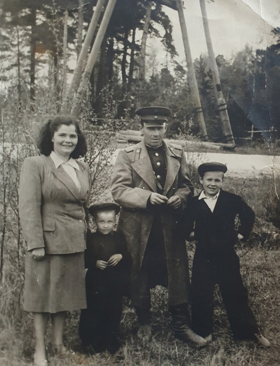  Станция Клоога ЭССР. Петр Николаевич Черкашин выезжает на выполнение боевой задачи по разминированию Новгородской области, его провожают жена и сыновья.  