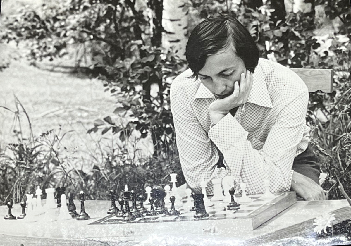 Анатолий Карпов перед турниров.Фото из коллекции автора.