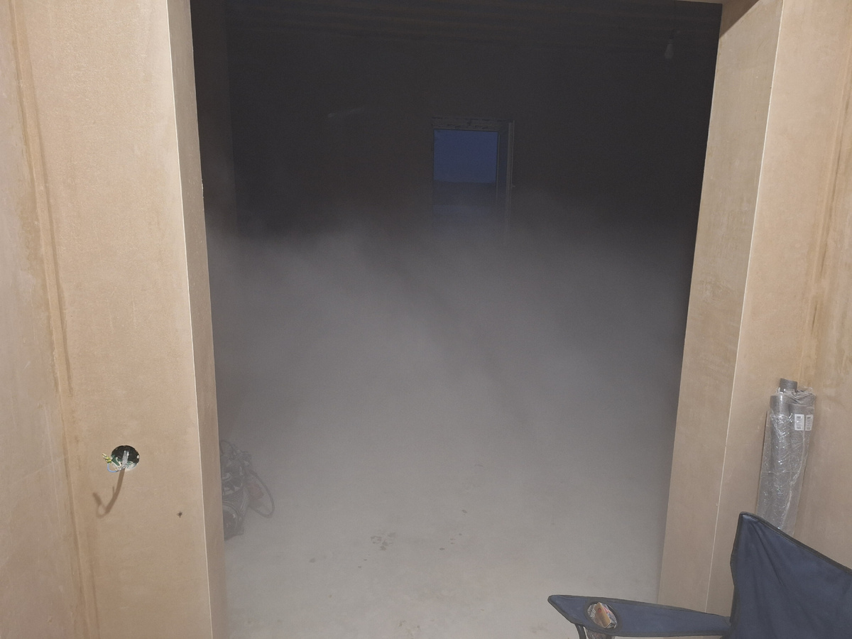 Такую зрелищную картину можно было наблюдать при открытии окна.