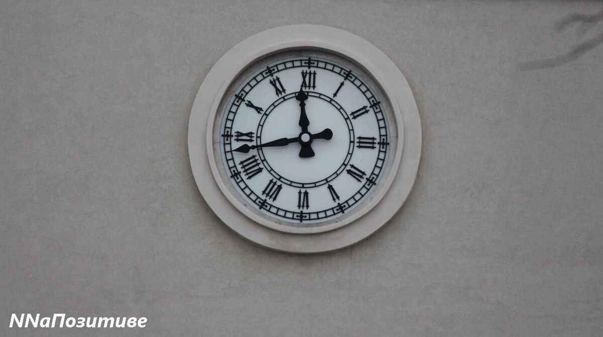 Часы на ТЦ "Автозаводец"