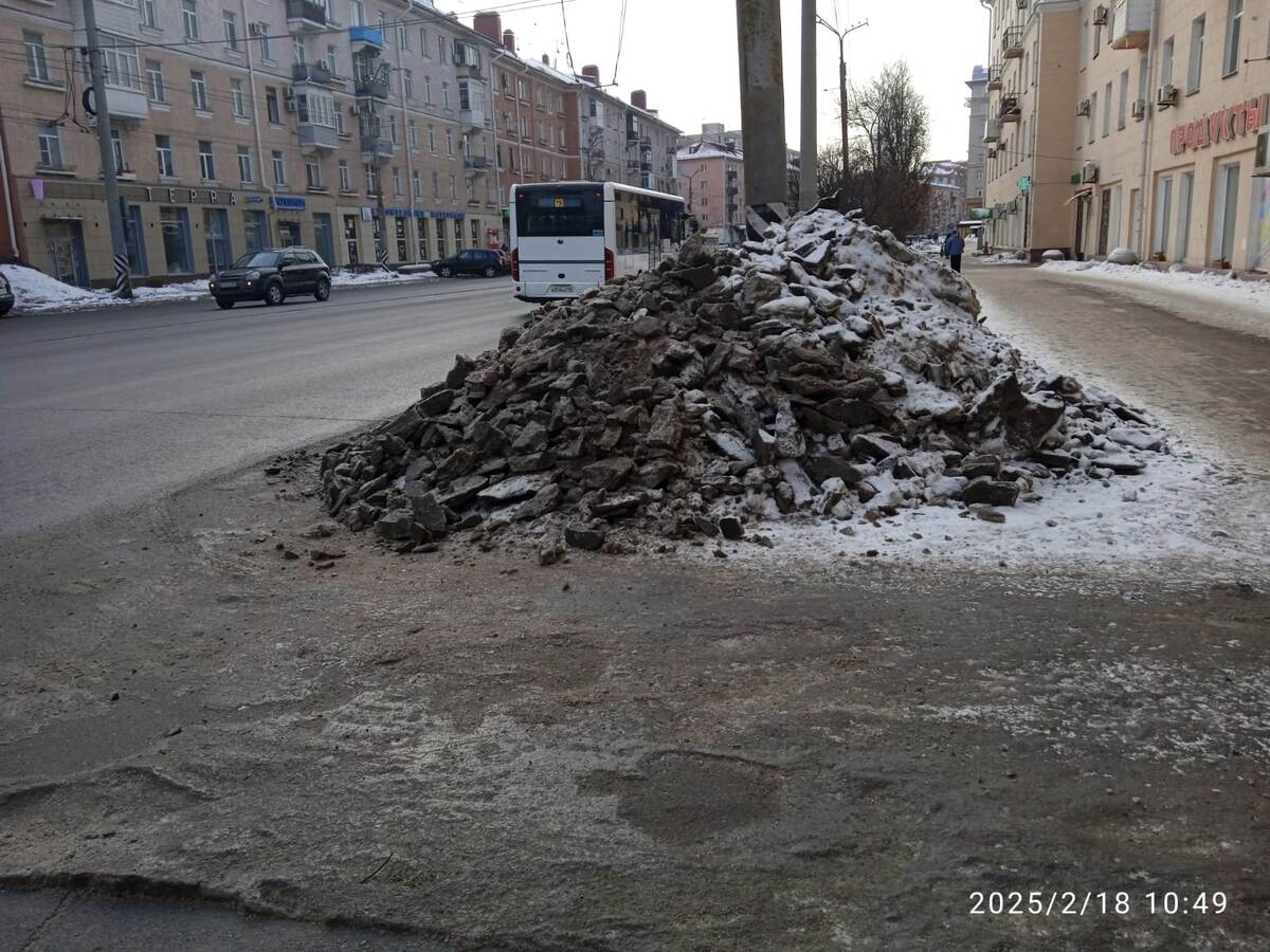 г.Омск пр.К.Маркса 38. Комерческие структуры подбрасывают снег и леденые образования на центральную магистраль, с которой администрация вывозит снег. 