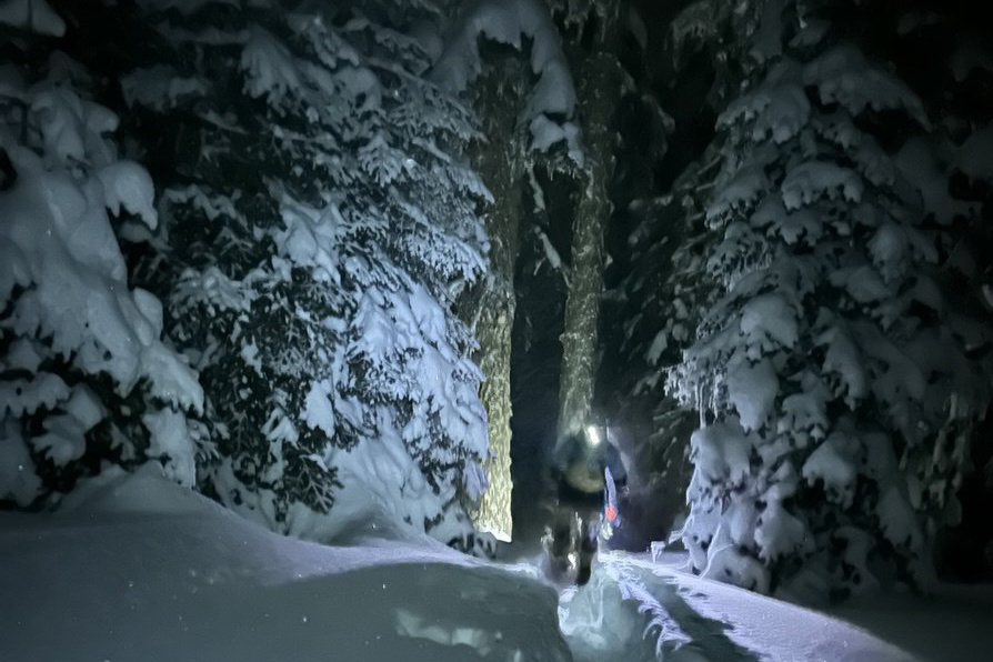 Спасатели поздно ночью вывели сноубордистов из ущелья