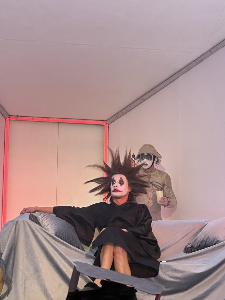 Тартюф и мим. Спектакль «Lё Тартюф. Комедия» на сцене театра на Таганке. Фото автора.