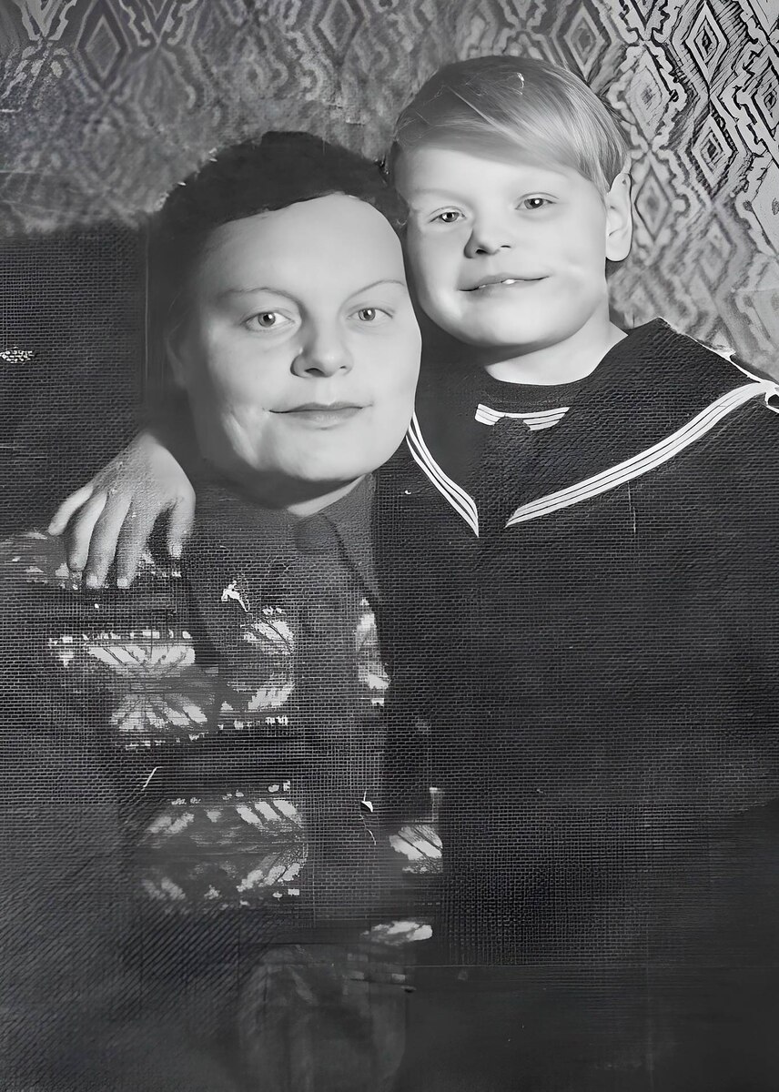 Маленькая Эльвира с матерью. Фото из архива Эльвиры ДУБОВИК.