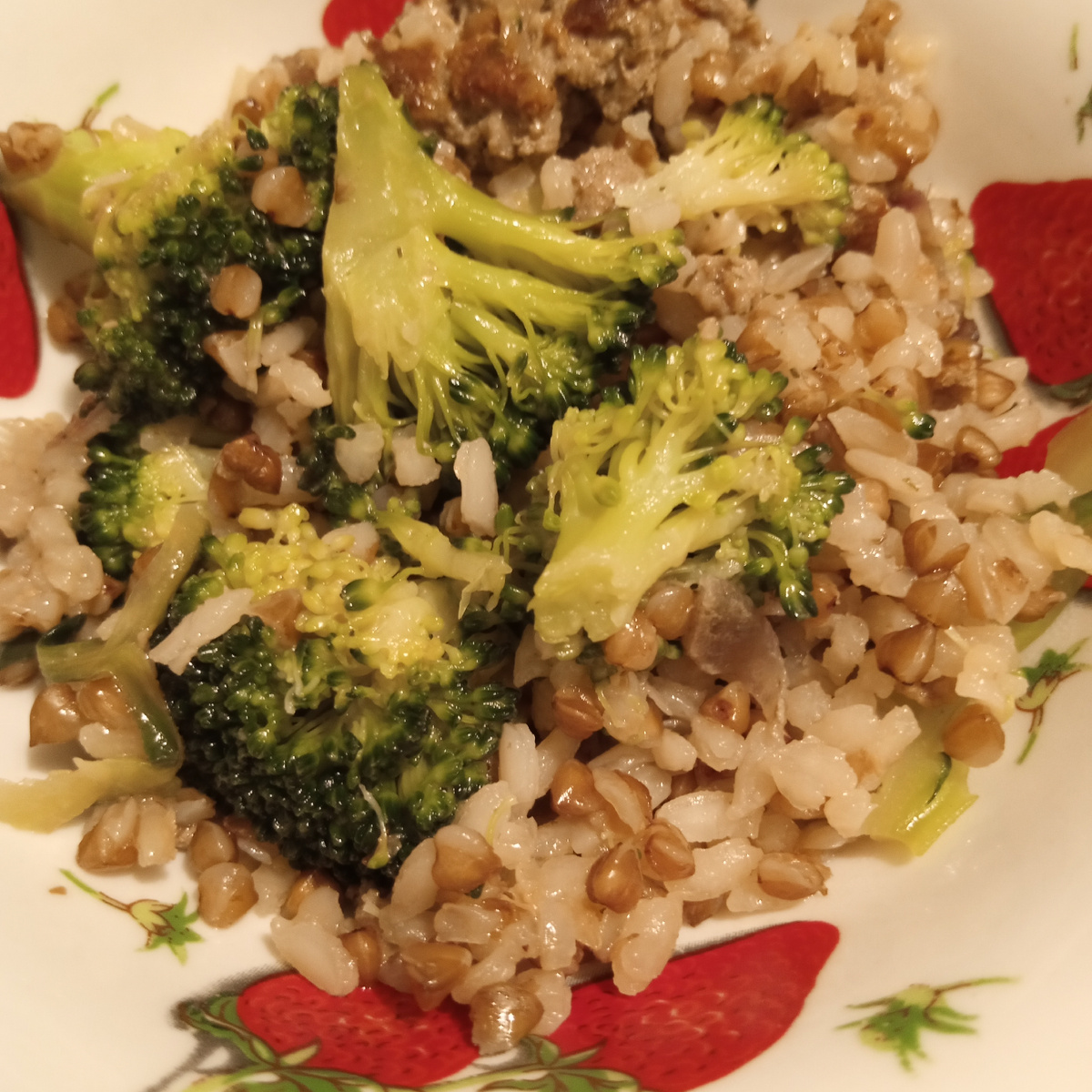 Фото автора. Полезная каша (рис+гречка) + мясной фарш говяжий + брокколи. 