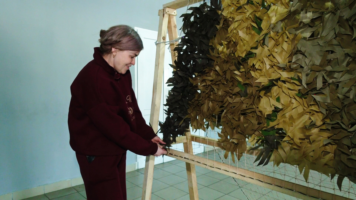    В сургутском исправительном центре плетут маскировочные сети для бойцов СВО