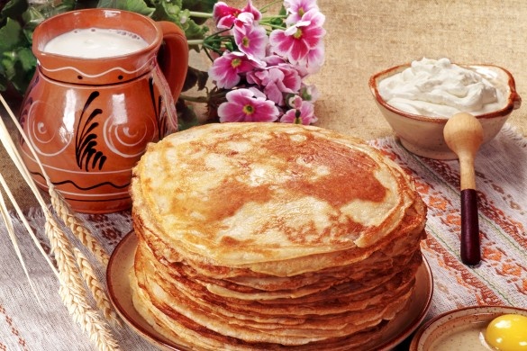 Румяные блины с нежной сметаной — идеальное сочетание для масленичного настроения!
