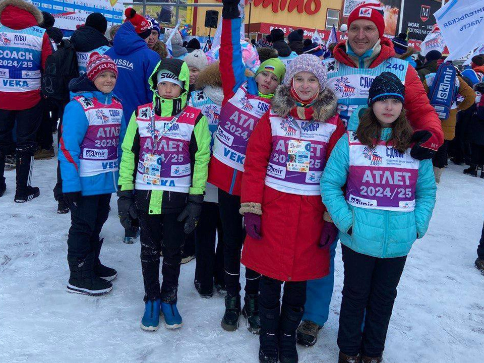    Черноголовские биатлонисты с тренером Андреем Ермоловым. Фото: МАУДО СШ «Черноголовка»