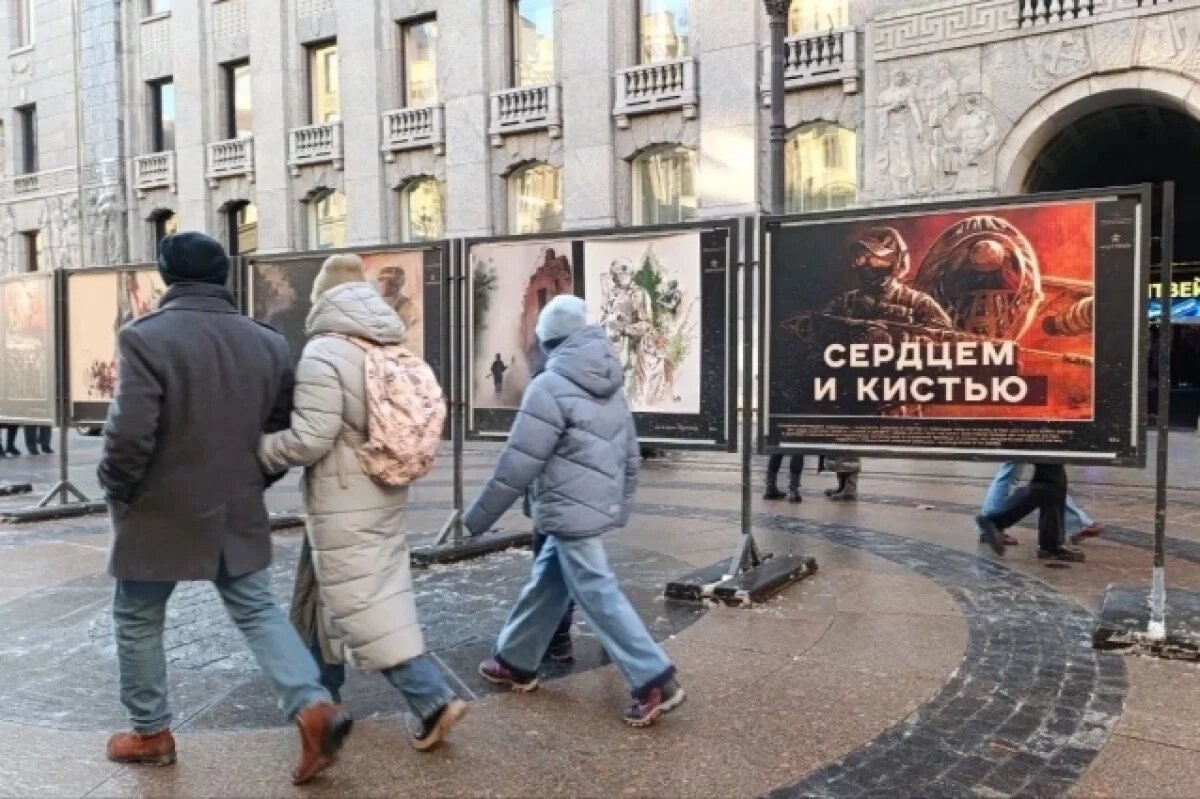    Москвичку задержали петербургские полицейские за порчу фотовыставки