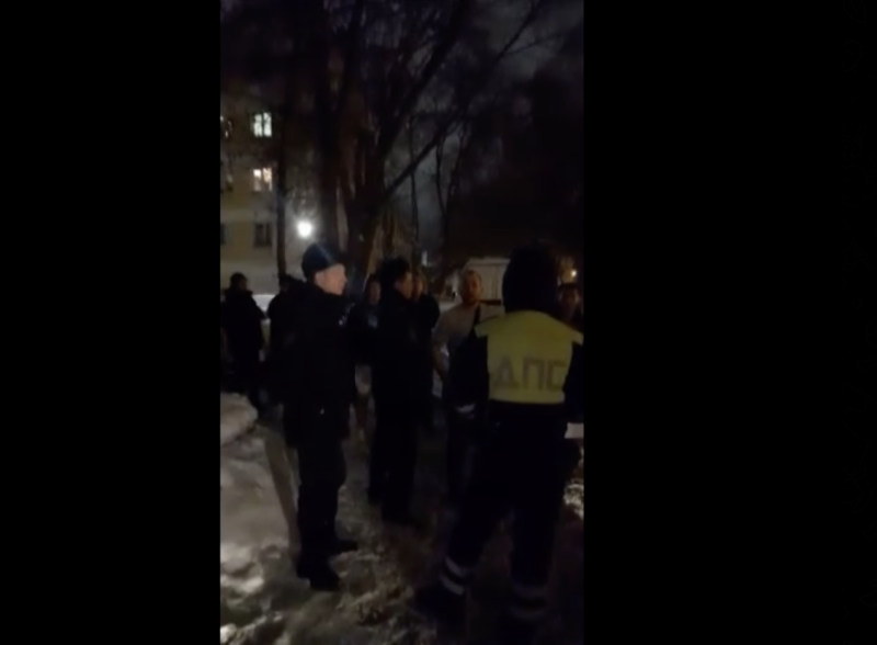 Толпа южан окружила свидетелей и полицию. Скриншот: t.me/matveevkomment