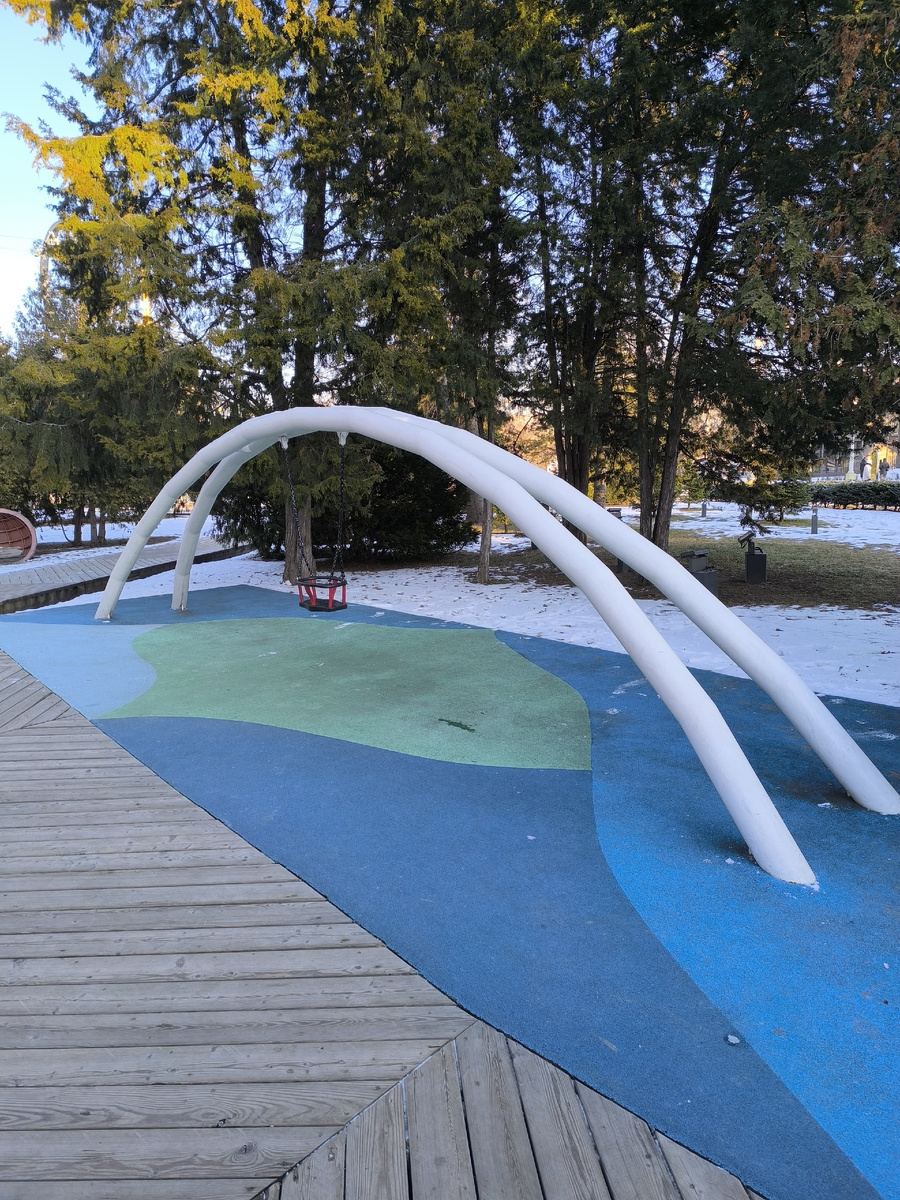 Очень позабавили качели - ТАКАЯ арка и вот такуусенькая качелька