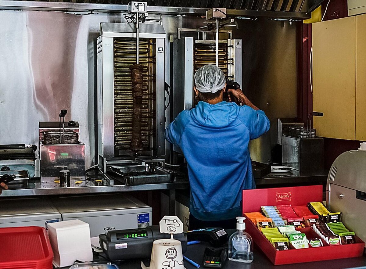 Работник кебабной в Риге © Sputnik